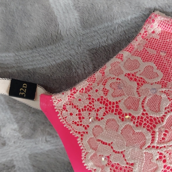 NWT Victoria Secret 32d Dream Angels pushup bra, hot pink with cream lace - Picture 5 of 5